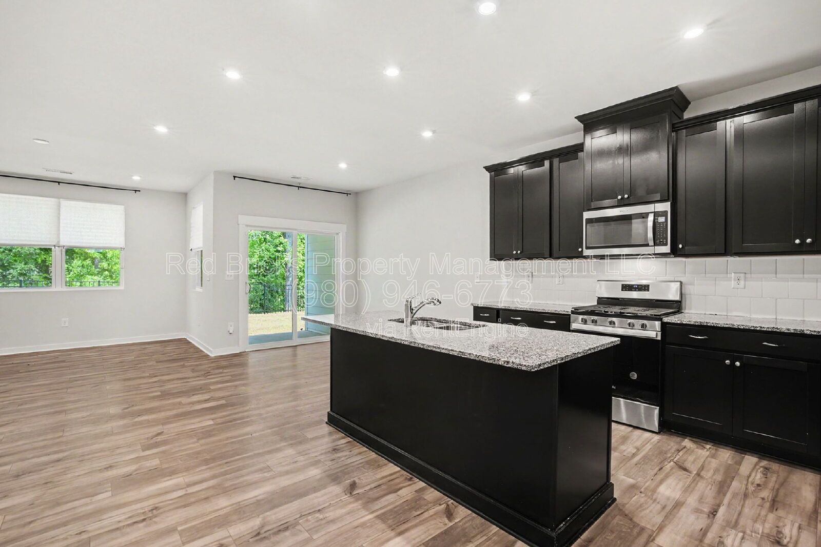Beautiful 3-Story Townhome Near Davis Lake! property image