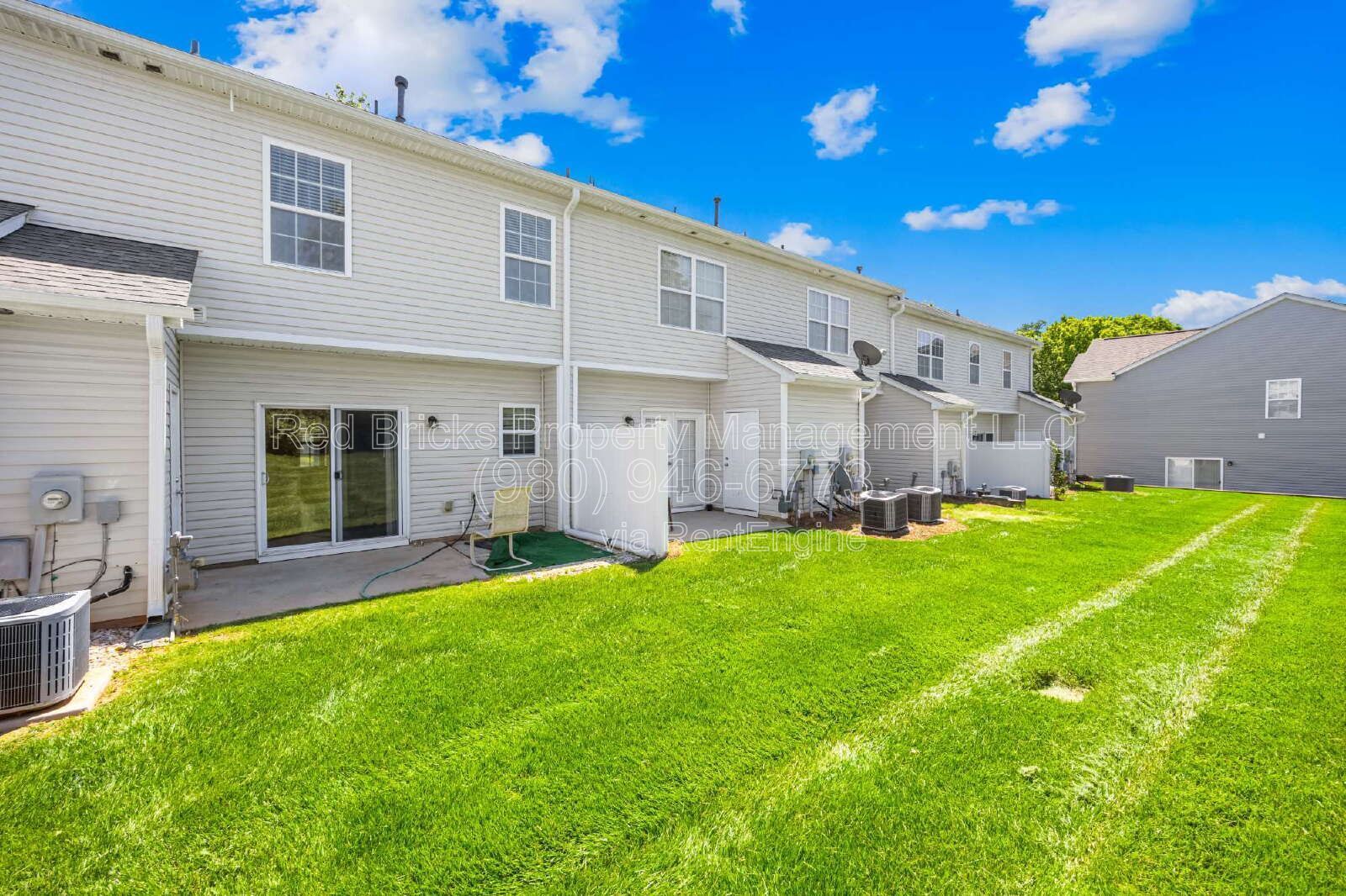 Stylish End-Unit Townhome Near Uptown – Available June 16! property image