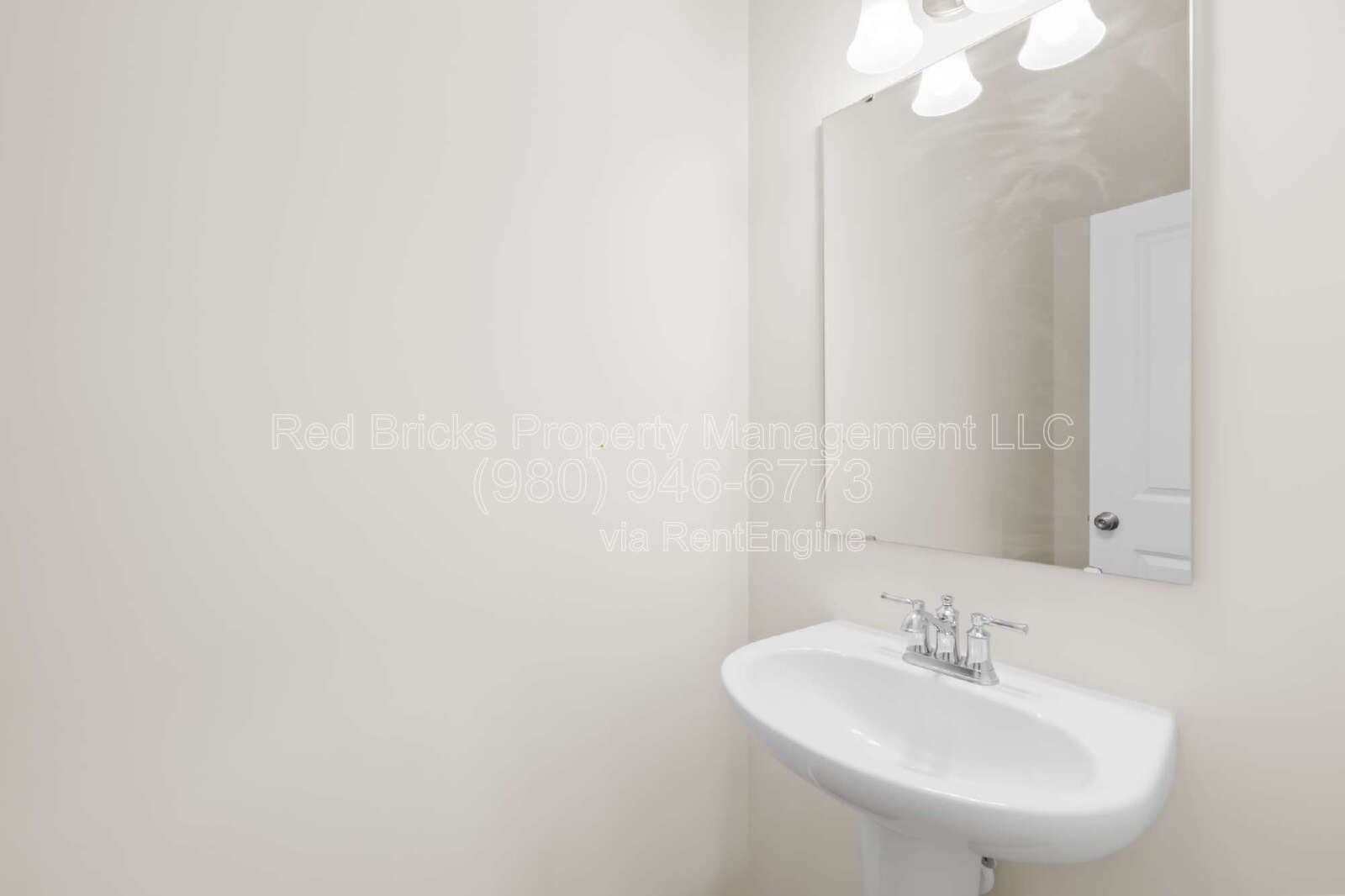Like-New End-Unit Townhome in Aberdeen – Available July 16! property image