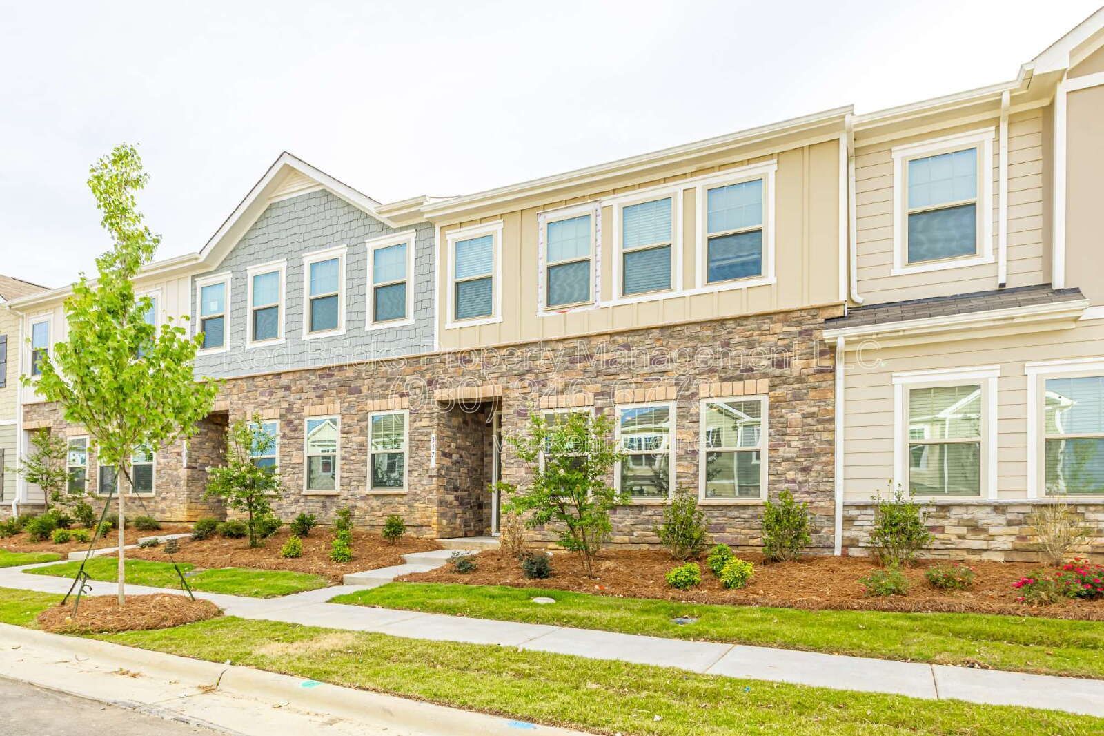Like-New 4BR Townhome with Dual Primary Suites & Loft! property image