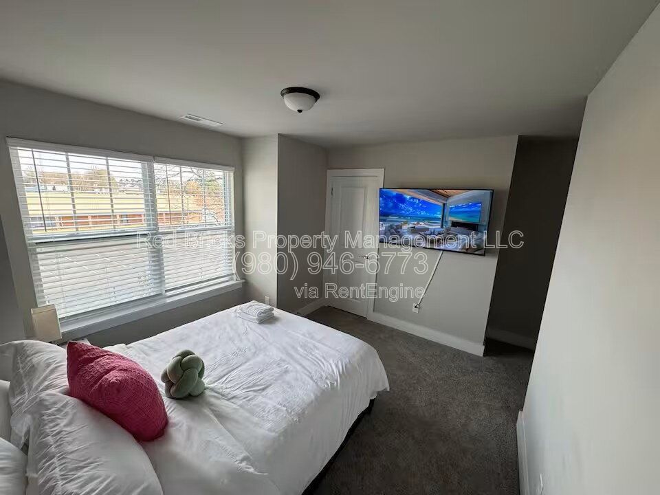 Modern 3-Story End Unit Near Uptown – Like New & Move-In Ready! property image