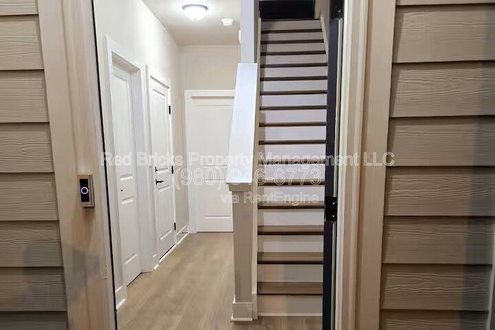 Like-New 3-Story End-Unit Townhome Near Uptown – Modern Living, Prime Location! property image