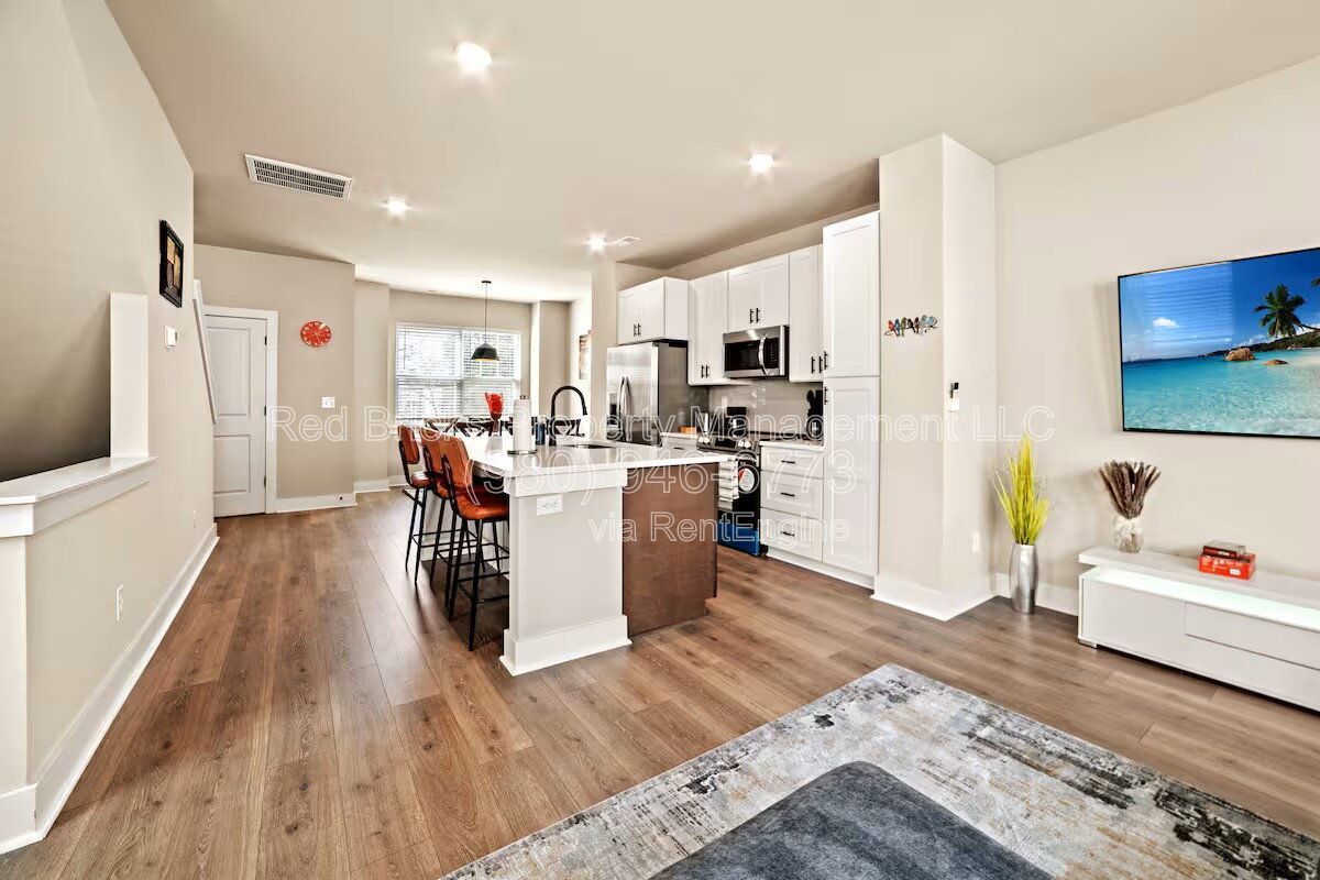 Like-New 3-Story End-Unit Townhome Near Uptown – Modern Living, Prime Location! property image