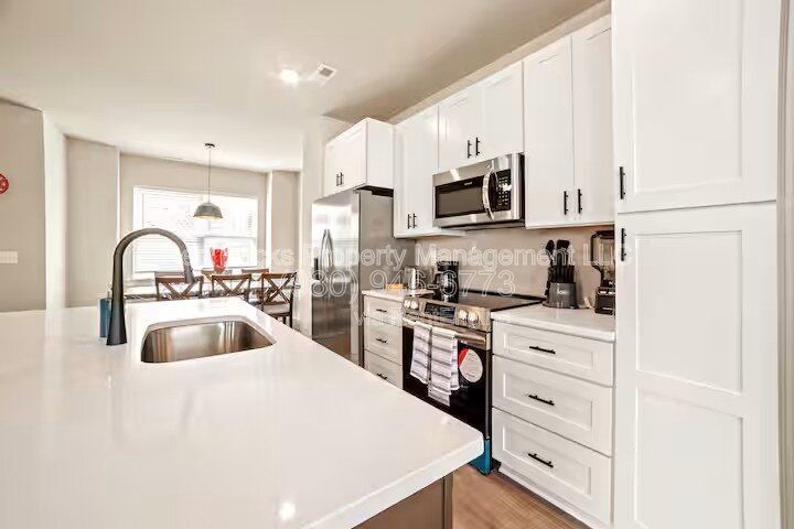 Like-New 3-Story End-Unit Townhome Near Uptown – Modern Living, Prime Location! property image