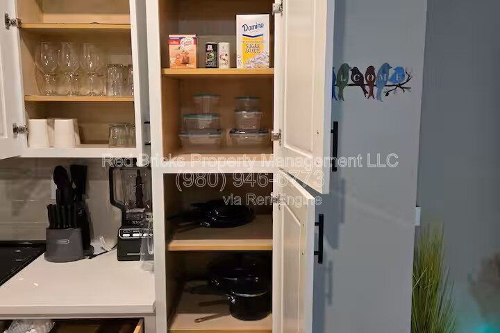 Like-New 3-Story End-Unit Townhome Near Uptown – Modern Living, Prime Location! property image