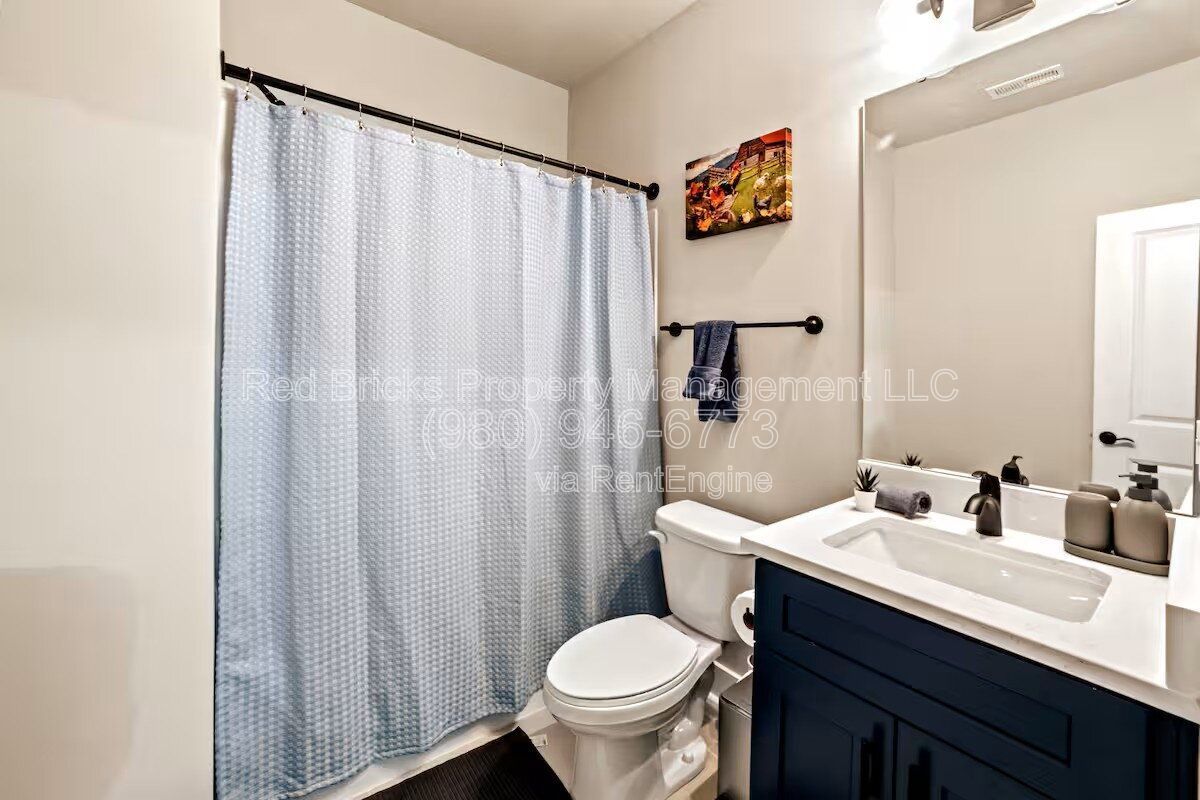Like-New 3-Story End-Unit Townhome Near Uptown – Modern Living, Prime Location! property image