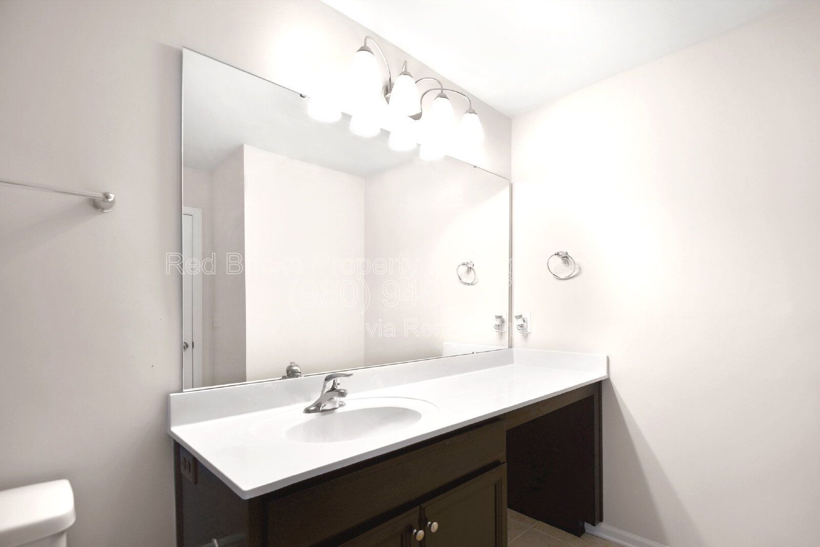 Like-New 2-Story Townhome Near UNCC – Prime Location & Modern Comfort! property image