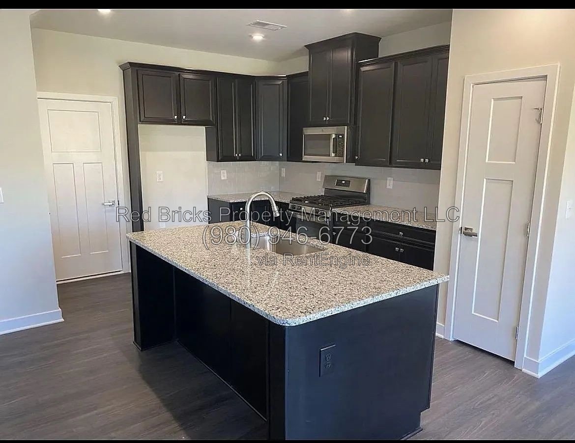 Like-New 3-Bedroom End-Unit Townhome in Dalton Woods! property image