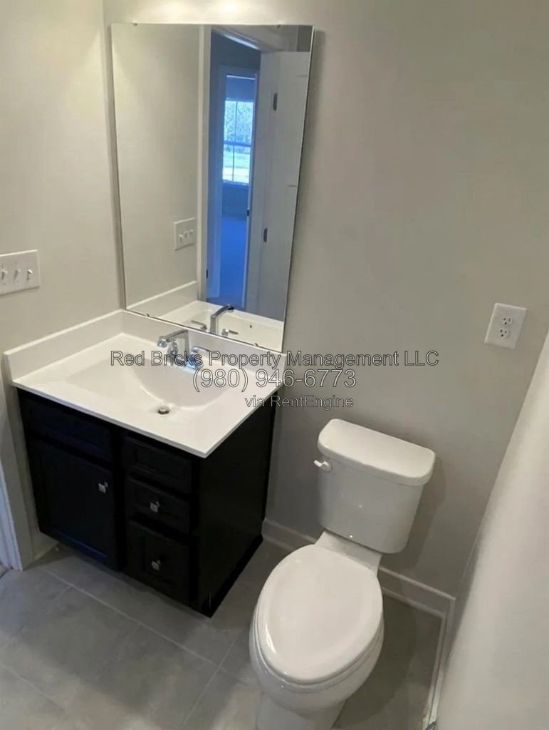 Like-New 3-Bedroom End-Unit Townhome in Dalton Woods! property image