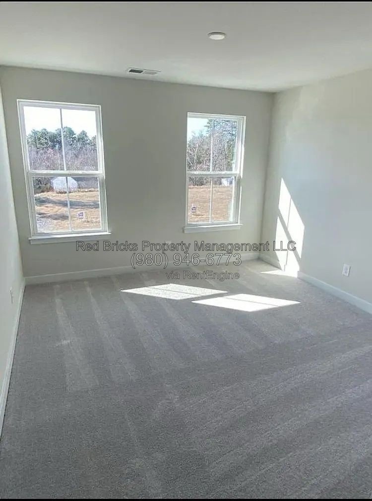 Like-New 3-Bedroom End-Unit Townhome in Dalton Woods! property image