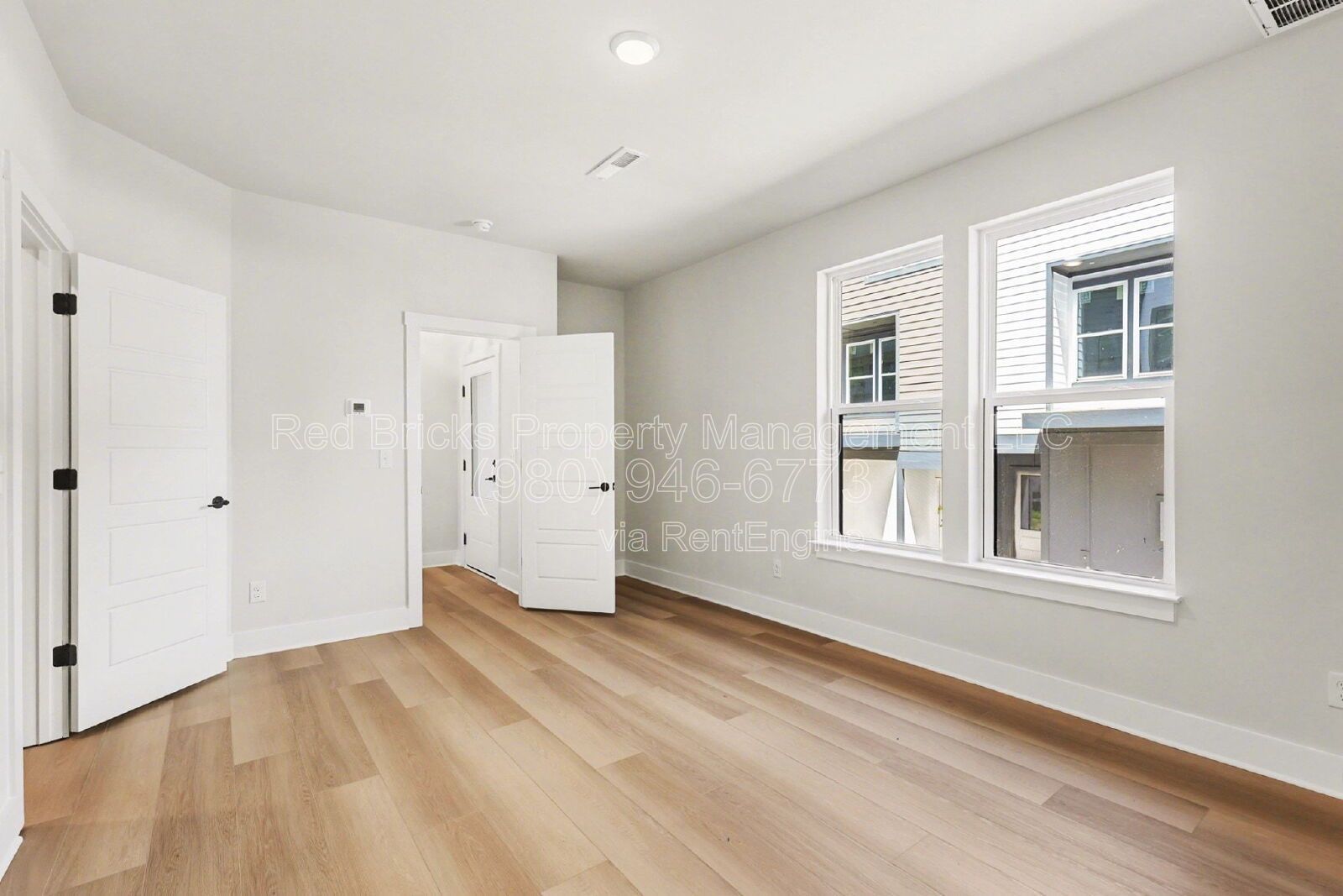 Like-New 4BR Townhome with Garage, Deck & Modern Finishes – Prime Location! property image