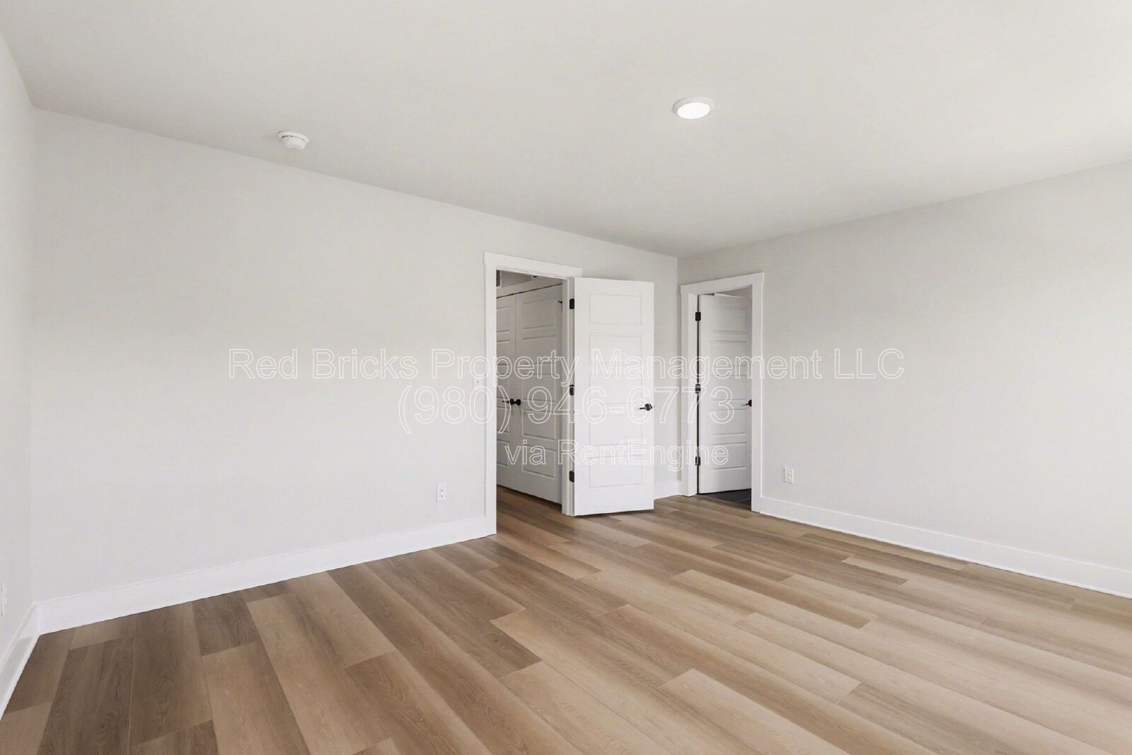 Like-New 4BR Townhome with Garage, Deck & Modern Finishes – Prime Location! property image