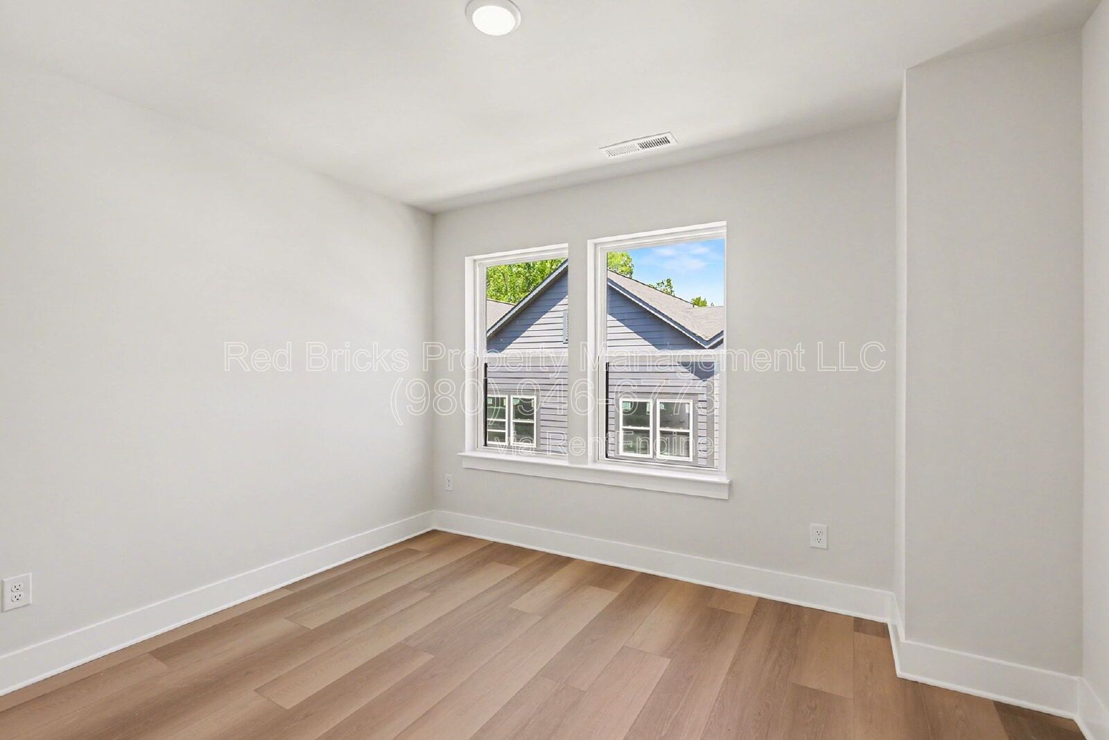 Like-New 4BR Townhome with Garage, Deck & Modern Finishes – Prime Location! property image